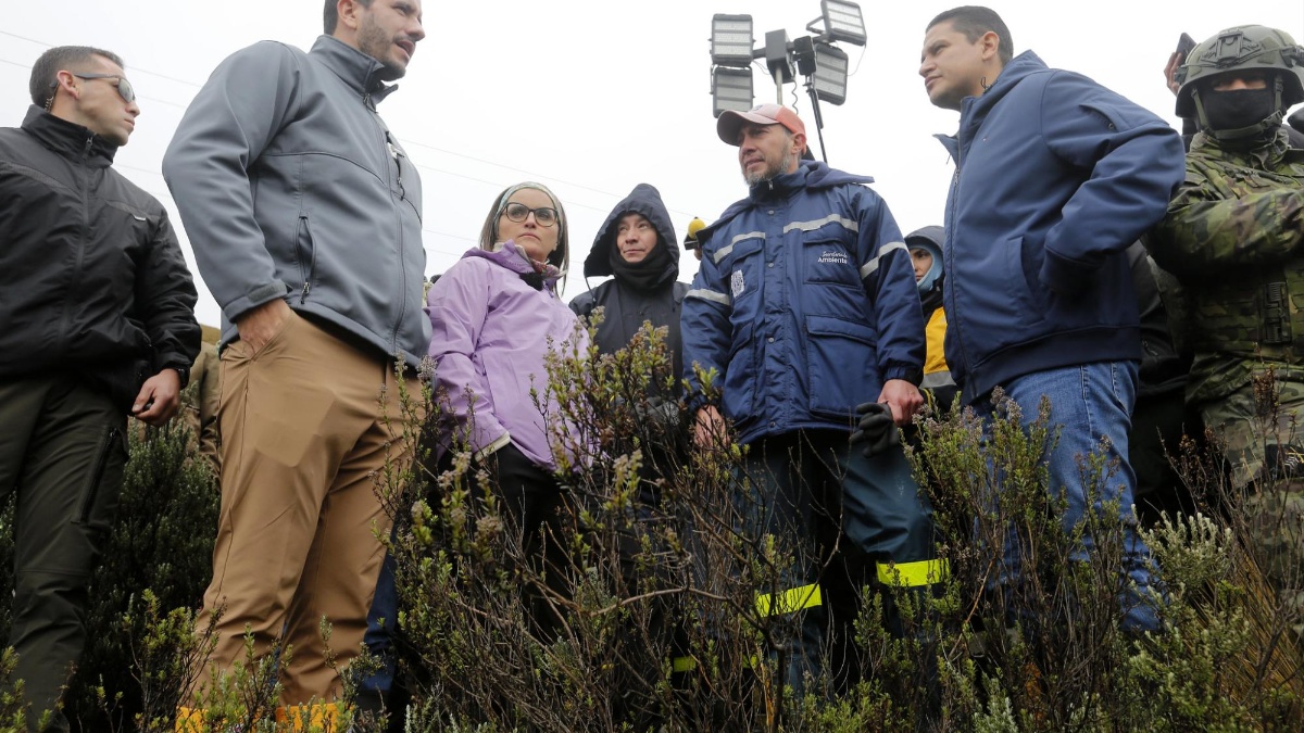 Autoridades constataron los avances de los trabajos de limpieza de la tubería que provee de agua a Quito. (Presidencia)