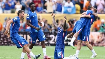 El centrocampista del Chelsea Moisés Caicedo, de rodillas, celebra el título de campeón del Mundial de Clubes 2025 con sus compañeros. (AFP)