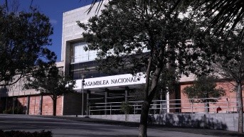 La puerta principal de ingreso al edificio de laAsamblea Nacional, en Quito. (Flickr de la Asamblea)