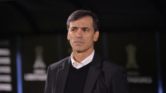 El entrenador Fabián Bustos dirigiendo un partido con Olimpia de Paraguay (AFP)