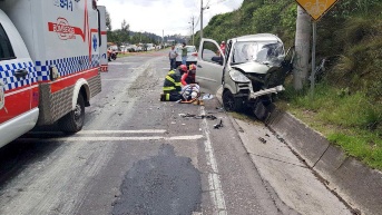 Vehículo accidentado y personal médico atiende a persona herida. (Foto: Internet)