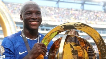 Moisés Caicedo posando con el trofeo del Mundial de Clubes. (Internet)