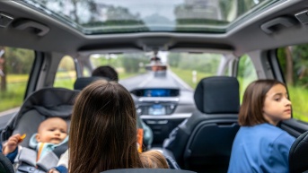 Imagen referencial de niños durante un paseo familiar. (Freepik)