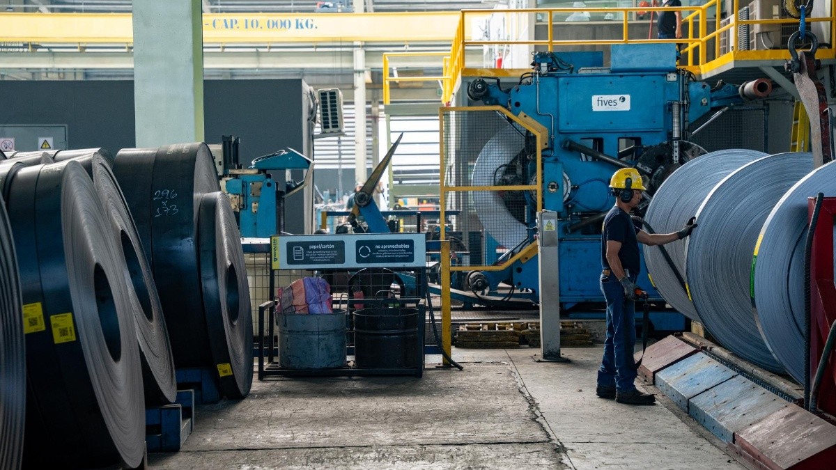 Un hombre trabaja en una fabrica de acero este jueves, en Guayaquil (Ecuador). EFE/ Mauricio Torres (Mauricio Torres / EFE)