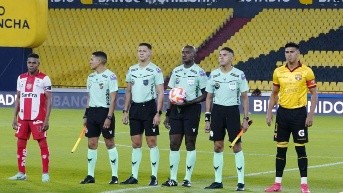 La terna arbitral en el partido entre Barcelona SC contra Técnico Universitario por la fecha 20 de la LigaPro (CÃ©sar MuÃ±oz / API)