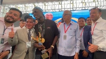 Moisés Caicedo recibiendo el premio al Tsáchila de Oro. (Ecuavisa)