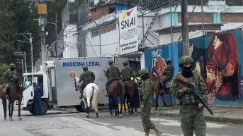 Imagen de archivo de un carro de medicina legal arribando a la cárcel de Loja para recoger los cuerpos de tres reclusos, el 24 de marzo de 2025. (Ecuavisa)