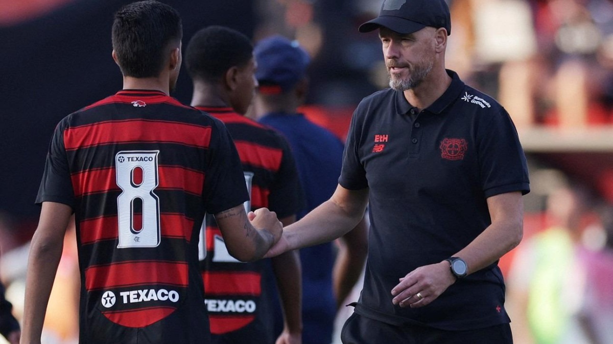 Ten Hag saludando a los jugadores del Flamengo. (Bayer)