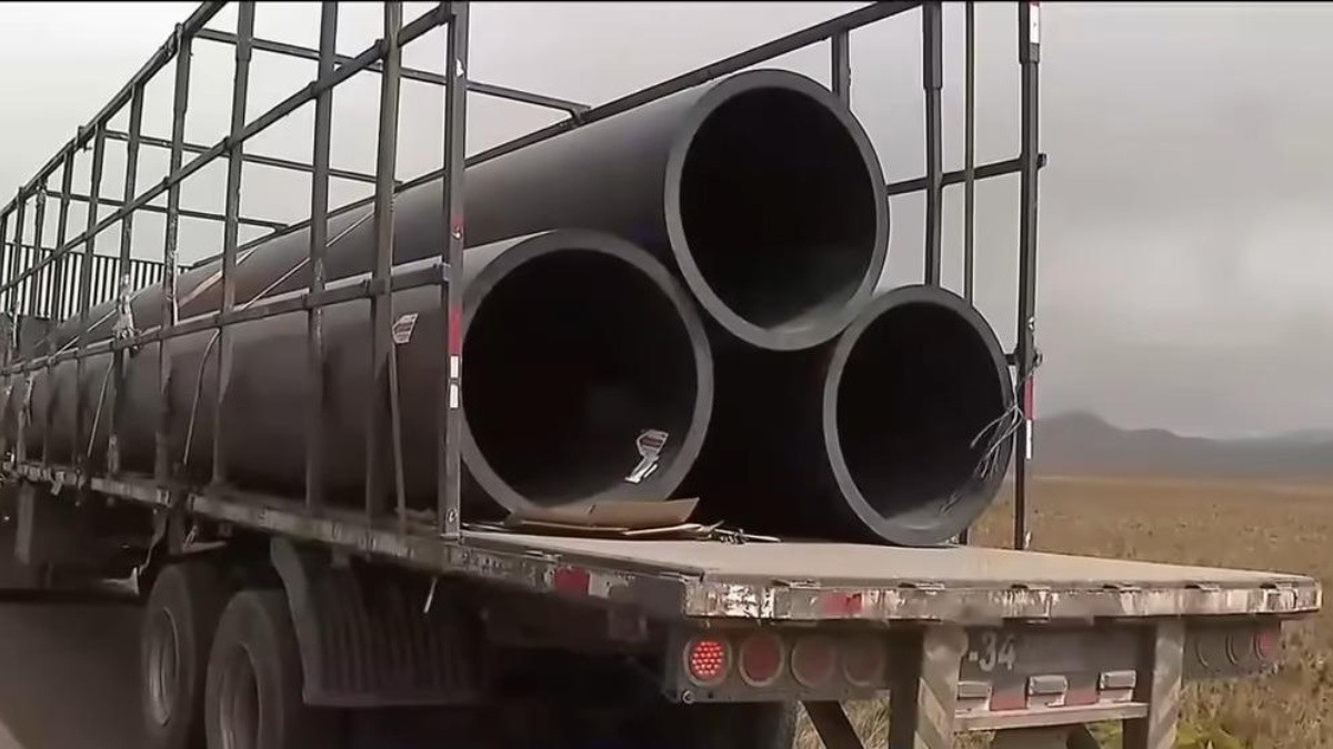 Imagen de las tuberías que se está instalando en el sistema La Mica-Quito. (Televistazo)