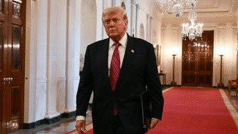 El presidente de Estados Unidos, Donald Trump, llega a la Sala Este de la Casa Blanca en Washington, D.C., el 18 de julio de 2025. (Foto: AFP)