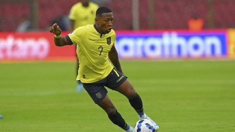 Pervis Estupiñán en un partido con la Selección de Ecuador (AFP)
