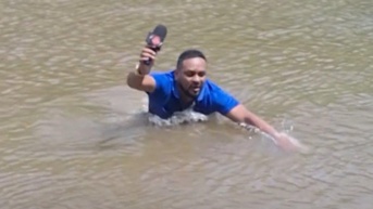 Momento en el que el periodista brasileño siente a la niña debajo de sí. (Foto web)