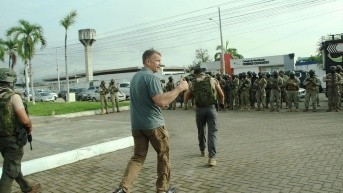 Imagen de abril de 2025. Erik Prince estuvo en un operativo en Guayaquil. (César Pasaca / API)