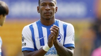 Pervis Estupiñan, con la camiseta de ahora su ex equipo Brighton &amp; Hove Albion, aplaudiendo a los fans después de un partido de Premier League (Images via Reuters)