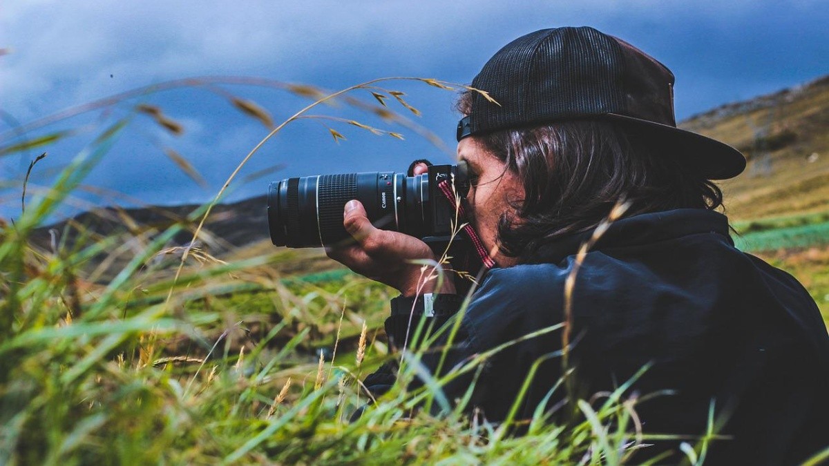Imagen referencial para graficar cómo un fotógrafo captura un paisaje con su cámara. (Pixabay)