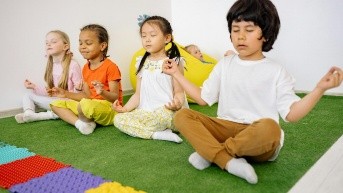 Niños meditando (Internet)