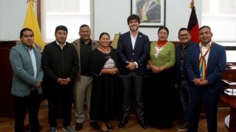 Asambleístas de Pachakutik expulsados con el ministro, José de la Gasca. (Foto: Internet)
