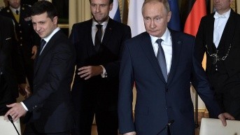 Foto archivo. De izquierda a derecha, Zelenski, Macron, Putin. (EFE)