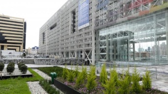 Fachada de la Plataforma Gubernamental Norte, en Quito. (Internet)