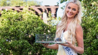 Victoria Kjaer junto a la tortuga que apadrinó, llamada Hope. (RRRSS)