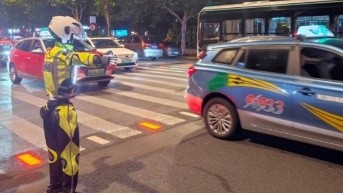 Un robot en Shanghai dirigiendo el tráfico. (Foto: Internet.)