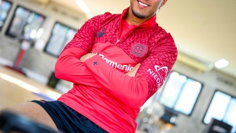 Piero Hincapié no piensa en salir del Bayer Leverkusen para la próxima temporada. (Redes sociales)