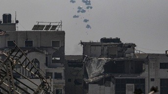 Ayuda humanitaria lanzada desde el aire por el Ejército de los Emiratos Árabes Unidos sobre la parte sur de la ciudad de Gaza (Foto de EFE)