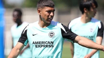 Jeremy Sarmiento en un entrenamiento con el Brighton (Foto: Internet)