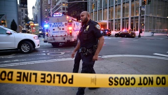 Agentes de policía de la ciudad de Nueva York responden a un incidente con un tirador activo en el centro de la ciudad, en Nueva York. (LLOYD MITCHELL / EFE)