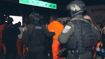 Imagen de presos colombianos siendo deportados en el Puente Internacional de Rumichaca. (Secretaría de Comunicación de Ecuador)