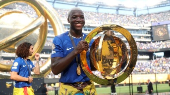 Moisés Caicedo posa con el trofeo del Mundial de Clubes (Foto: Chelsea Photos)