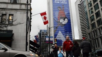 Fotografía de archivo de un grupo de transeúntes al cruzar una avenida de Vancouver (Foto de EFE)