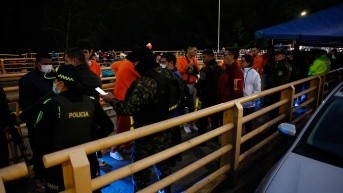 Ingreso de presos deportados al punto de control migratorio en el Puente de Rumichaca. (Cancillería de Colombia)