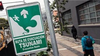 Letrero con alerta de tsunami y anuncio de rutas de evacuación. (Getty Images)