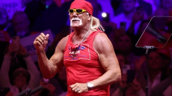 Fotografía de archivo del exluchador profesional Hulk Hogan en el escenario, antes de hablar durante un mitin en el Madison Square Garden de Nueva York. (SARAH YENESEL / EFE)