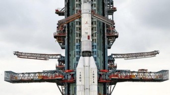 El satélite NISAR de la NASA, en su plataforma de despegue (EFE)