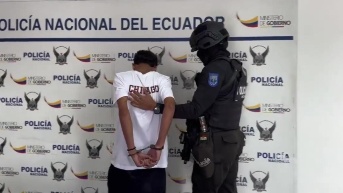 Un adolescente fue capturado en un colegio de Guayaquil con un arma de fuego. (Cortesía Policía)