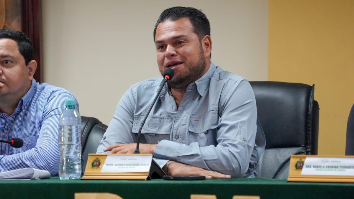 Imagen de Alfonso Montalván Cerezo, alcalde de Vinces, en una sesión del concejo municipal (Alcaldía de Vinces - Facebook)