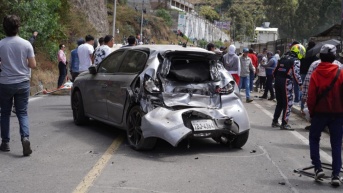 Accidente deja dos fallecidos y tres heridos en la Vuelta al Ecuador en Tungurahua. (API)