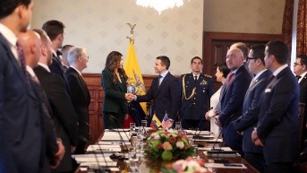 El saludo entre Daniel Noboa y Kristi Noem. (Flickr de la Asamblea Nacional)