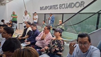 Cientos de personas acuden diariamente al Registro Civil para obtener su pasaporte. (Ecuavisa)