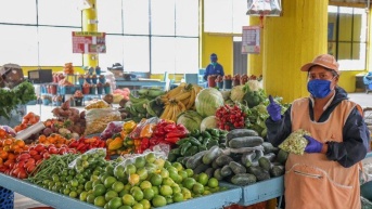 Imagen de archivo de atención en mercados municipales. (Quito Informa)