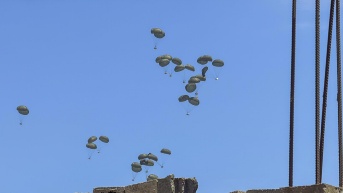 Imagen de uno de los lanzamientos aéreos de comida sobre Gaza efectuados este viernes. (EFE)