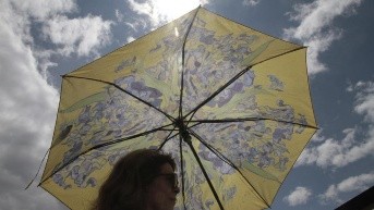 Cuatro provincias tendrán radiación ultraviolenta muy alta este domingo 3 de agosto de 2025. (Archivo API)