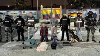 Dos extranjeros fueron detenidos en el aeropuerto de Guayaquil con droga y una máquina para contar dinero. (Policía Nacional)