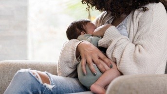 Imagen referencial de lactancia materna. (Canva)