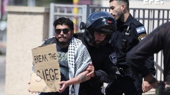 La policía reprime a activistas israelíes pro-Palestina en la ciudad de Sderot, cerca de la frontera con la Franja de Gaza, en el sur de Israel, el 4 de agosto de 2025. (Foto de EFE)
