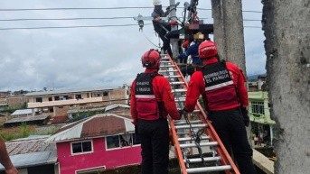 Personal eléctrico y bomberos atendieron el suceso. (Cortesía)