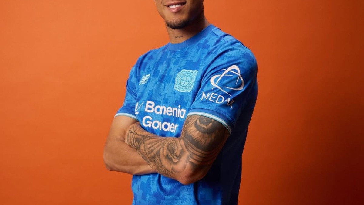 Piero Hincapié vistió la nueva camiseta del Bayer Leverkusen. (Redes sociales)