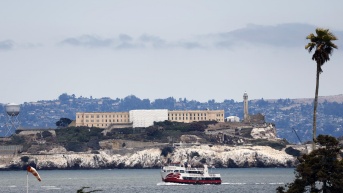 Fotografía del 17 de julio de un barco junto a la isla de Alcatraz Island. (EFE)